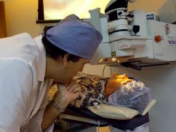 La nueva técnica puede evitar trasplantes o implantes artificiales y reparar la córnea. AFP / ARCHIVO
