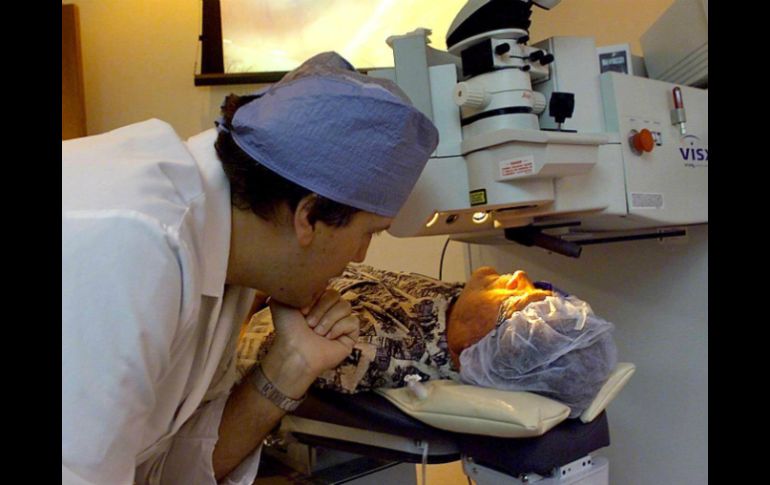 La nueva técnica puede evitar trasplantes o implantes artificiales y reparar la córnea. AFP / ARCHIVO