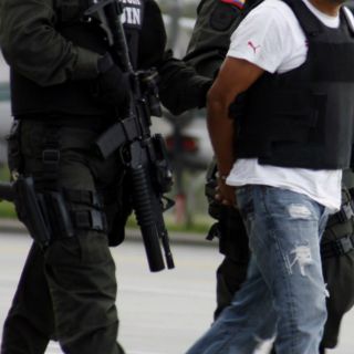 Detienen a senador colombiano por vínculos con paramilitares