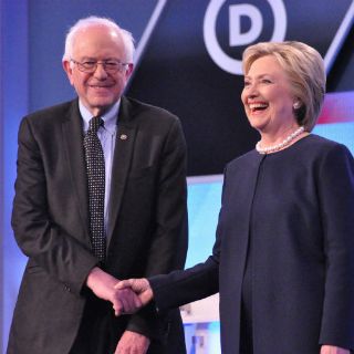 Clinton y Sanders ofrecen superar a Obama en alivio migratorio