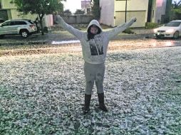 Para muchos, la aguanieve que cayó ayer sobre la ZMG sirvió de recreo y fiesta. ESPECIAL / R. Barceló