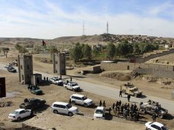 Fuerzas de seguridad afganas hacen guardia en el complejo donde sucedieron los hechos. EFE / W. Yar