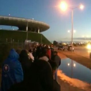 Hacen largas filas por un boleto del Clásico nacional