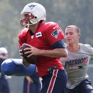 Tom Brady extiende contrato y recibe bono millonario