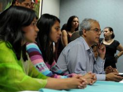 Oscar Castro (d), junto a las hijas de Berta Cáceres, denuncian que la jueza se niega a copiar el testimonio de su hermano. AFP / O. Sierra