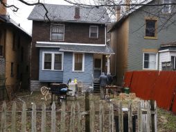 Los vecinos dijeron haber escuchado entre 30 y 40 disparos. Autoridades piensan que podía tratarse de una emboscada familiar. AP / K. Srakocic