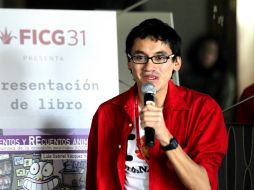 Gabriel Vázquez señala que el libro podrá descargarse a través de la página de Facebook Cuentos y recuentos animados. EL INFORMADOR / P. Franco
