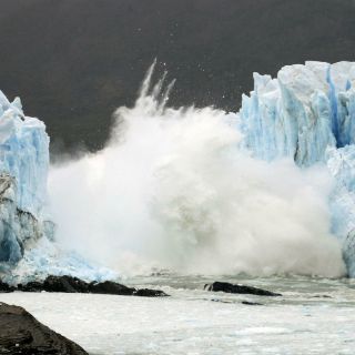 Se desprende por completo el arco de hielo del glaciar Perito Moreno