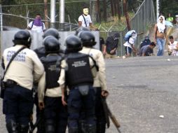 Estudiantes y policías se enfrentan durante una protesta contra el presidente Nicolás Maduro en San Cristóbal. AFP /  G. Castellano
