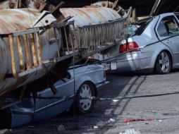 En una avenida, en Metepec, cayó un espectacular sobre un auto y dejó cinco lesionados. EFE / ARCHIVO