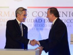 José Antonio Meade (d) anuncia que todos los estudiantes de niveles medio superior y superior contarán con número de seguro social. TWITTER / @JoseAMeadeK
