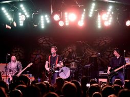 Después de suspender su gira euopea por un accidente del vocalista y el atentado en París, la banda continuó. AFP / ARCHIVO