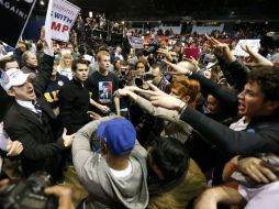 Partidarios de Trump se enfrentan a los opositores dentro del pabellón de la Universidad de Illinois donde se haría el mitin. AP / C. R. Arbogast