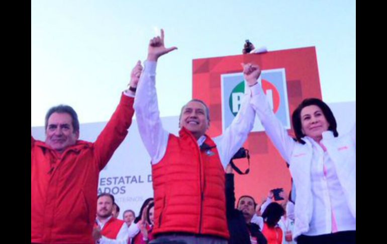 Beltrones tomó protesta a Lorena Martínez a quien calificó como una mujer de carácter. TWITTER / @MFBeltrones