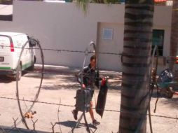 Raúl ''Dedos'' López es el último en salir. Lo hace de prisa para evitar la multa que se impone por llegar tarde. EL INFORMADOR / J. Robles