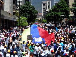 Miles de personas se unieron vestidas con camisas blancas y ondeando banderas tricolores para exigir la renuncia del mandatario. NTX / R. Rivera