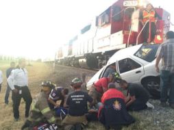 El automóvil se le atravesó, ocasionando que el ferrocaril lo arrastrara unos 300 metros aproximadamente. TWITTER / @UMPCyBZ