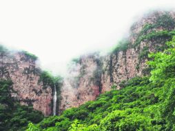 Cascada. Roja de Sol y de humedad, entre rocas muy grandes y enlamadas. EL INFORMADOR / P. Fernández Somellera
