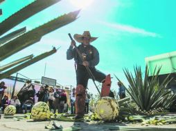 Proceso. Diversos stands con productos, gastronomía y arte, así como una muestra de la jima de plantas de agave. EL INFORMADOR / F. Atilano