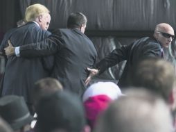 El Servicio Secreto trata de resguardar a Donald Trump luego de que un hombre trató de violar el cordón de seguridad en Ohio. AFP /