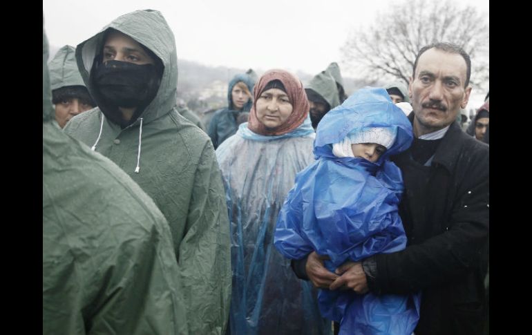 Autoridades aún están en alerta en caso de que refugiados busquen rutas alternativas. EFE / Y. Kolesidis