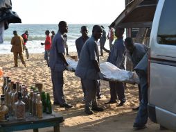 Individuos armados con fusiles de asalto y granadas han atacado el bar del hotel, al borde de la playa. AFP / S. Kambou