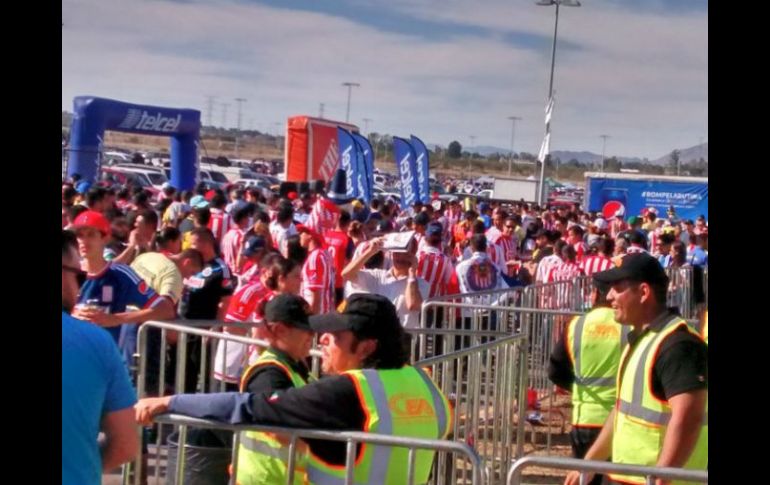 En los alrededores del estadio Chivas, revendedores buscan ofrecer su producto. EL INFORMADOR / J. Robles