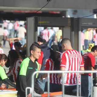 Un caos, el acceso al Estadio Chivas