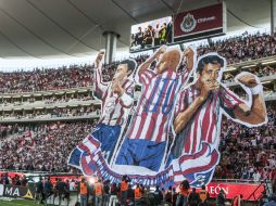 La imagen de tres leyendas rojiblancas aludió a la polémica que se desató tras la foto oficial del América. EL INFORMADOR / R. Tamayo