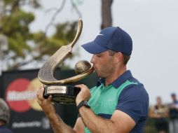 El sudafricano Charl Schwartzel besa su trofeo de campeón tras la ceremonia de premiación del torneo Valspar Championship. AP / B. Blanco