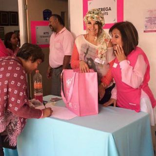 Entregan prótesis externas de mama a sobrevivientes de cáncer