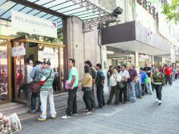 Última oportunidad. Largas filas se observan afuera de las recaudadoras. EL INFORMADOR / A. García