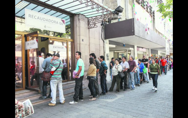 Última oportunidad. Largas filas se observan afuera de las recaudadoras. EL INFORMADOR / A. García