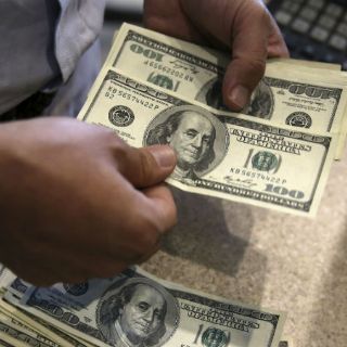 Dólar sube y se vende en hasta 18.10 pesos