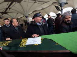 Familiares ya realizan los servicios funerarios de las víctimas. AP / B. Ozbilici