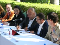 El alcalde tapatío durante la firma de un convenio con el Colegio de Veterinarios. EL INFORMADOR / R. Tamayo