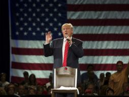 Desde el estrado, Trump negó que su campaña sea violenta. EFE / J. Scalzo