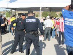La Policía de Zapopan montó un operativo en las instalaciones del Estadio Chivas para evitar riñas. EL INFORMADOR / ARCHIVO