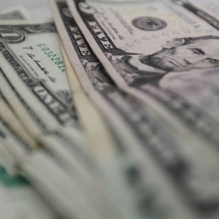 Hasta en 18.13 pesos cierra dólar en bancos capitalinos