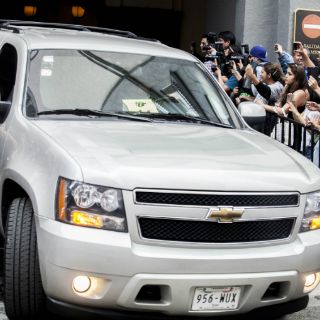 Entre el alboroto de fans, los Rolling Stones salen rumbo al Foro Sol