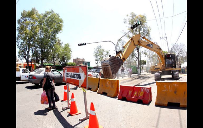 Trabajadores inician las obras de remodelación de la Avenida Tonaltecas. EL INFORMADOR / P. Franco