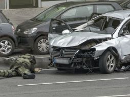 Según la policía el conductor murió por la detonación de la carga explosiva que estaba ''encima o dentro del coche''. EFE / P. Zinken