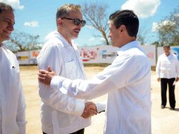 El Mandatario agradece al cantante español los esfuerzos realizados por la niñez mexicana a través de su Fundación Patrimonio Indígena. FACEBOOK / Presidente Enrique Peña Nieto