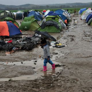 Macedonia deporta mil 500 inmigrantes a Grecia