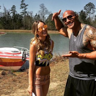 Belinda y 'La Roca' se toman foto en el set de 'Baywatch'