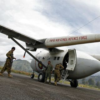 Mueren 22 personas al estrellarse un avión militar en Ecuador