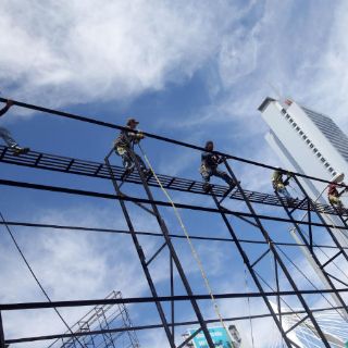 Sin licencia, empresarios instalan publicidad en puentes peatonales