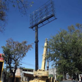 Optan por negociación para bajar espectaculares