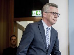 El ministro del Interior alemán, Thomas de Maizière, a su llegada a una rueda de prensa en Berlín antes de anunciar la prohibición. EFE / M. Kappeler