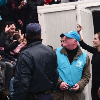 Angelina Jolie visita a refugiados en Grecia